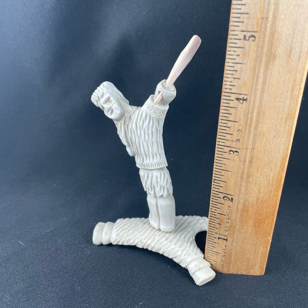Handcarved Inuit Indigenous Caribou Antler Cribbage Board and Two Figurines - Picture 7 of 13